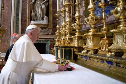 Paus Fransiskus kembali ke penginapan dengan minibus ketimbang mobil kepausan thumbnail