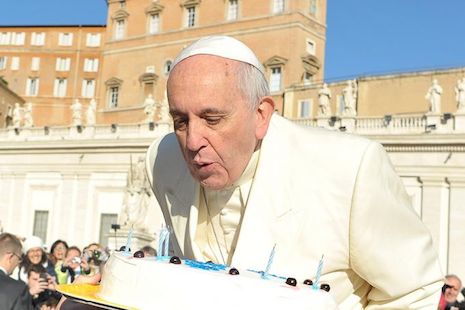 Teh dan kue untuk Paus Fransiskus saat ia merayakan ulang tahunnya ke-78 thumbnail