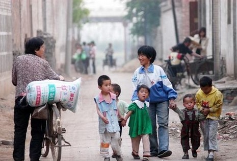 Kasih wanita Katolik  Tiongkok terhadap anak terlantar menginspirasi anaknya menjadi imam thumbnail