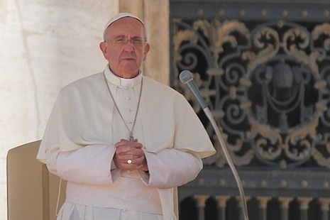 Paus Fransiskus menyumbangkan dana untuk korban gempa di Nepal thumbnail