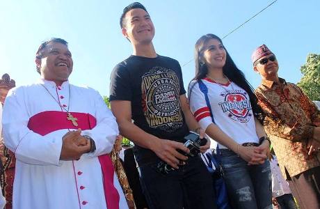 Daniel Mananta dan Sandra Dewi ikut peresmian kapel yang mereka bangun di Flores thumbnail