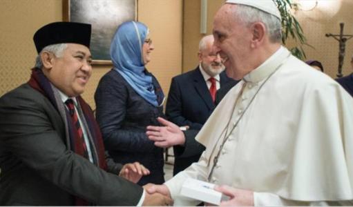 Paus Fransiskus mengucapkan Selamat Idul Fitri kepada umat Muslim sedunia thumbnail