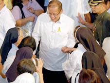 Dukungan untuk Aquino meningkat pada 100 hari pertama