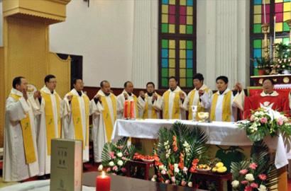 Dua imam diberhentikan di keuskupan Wuhan