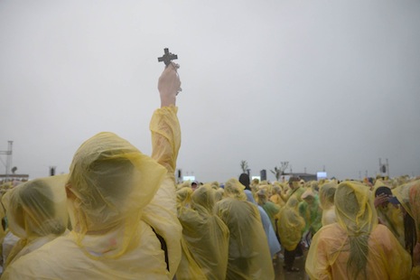 Meskipun badai dan hujan, Paus tetap berani ke Tacloban demi korban topan