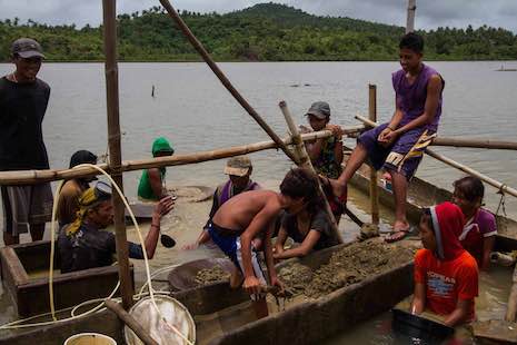 Ribuan anak bekerja di tambang emas di Filipina