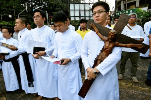 Para frater mengadakan reli doa untuk perdamaian dan keadilan