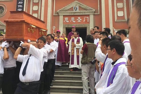 Pemerintah China Perintahkan Pemakaman Berbeda untuk Dua Uskup Ini