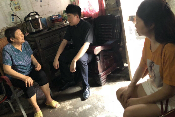 Pastor Paroki Hibur Para Korban Banjir Bandang di Tiongkok