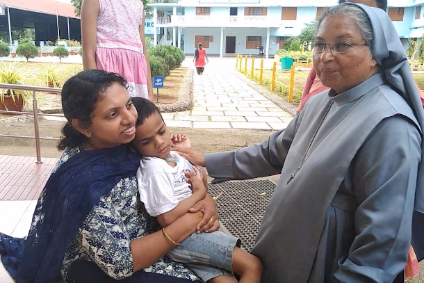 Seorang Ibu Berharap Ada Mukjizat Bagi Anaknya Saat Kanonisasi Biarawati India
