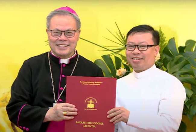 Institut Katolik Vietnam rayakan lulusan pertama