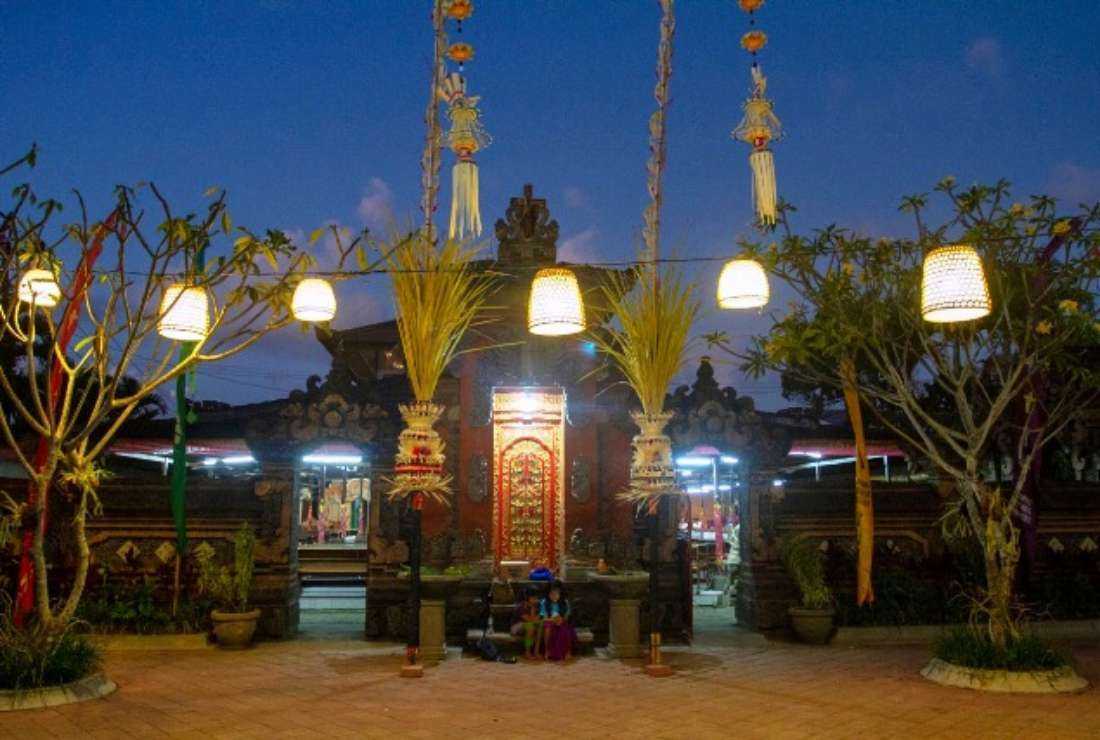 Umat Katolik Bali merayakan Natal sambil melestarikan tradisi
