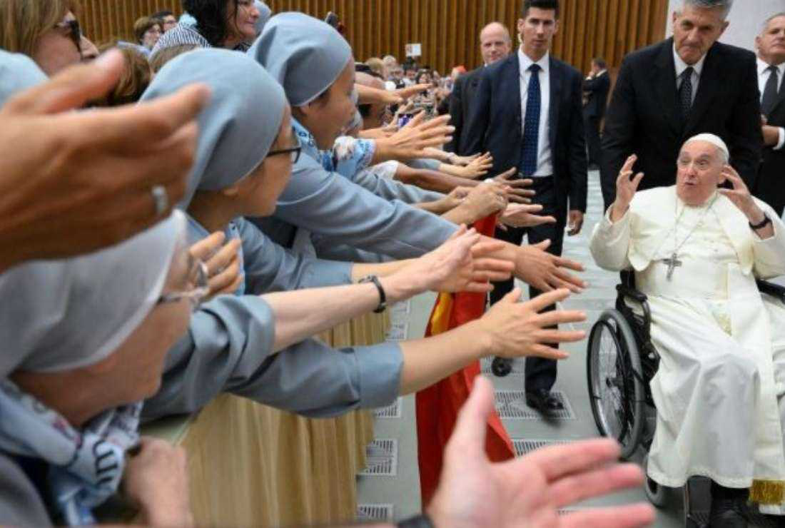 Adorasi bangkitkan cinta terhadap orang miskin, kata paus