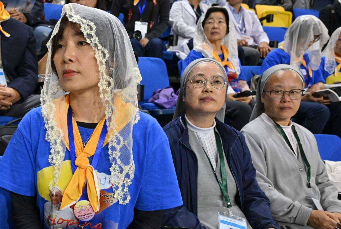 Kaum muda Katolik Mongolia bersuka cita  mengikuti Misa bersama paus