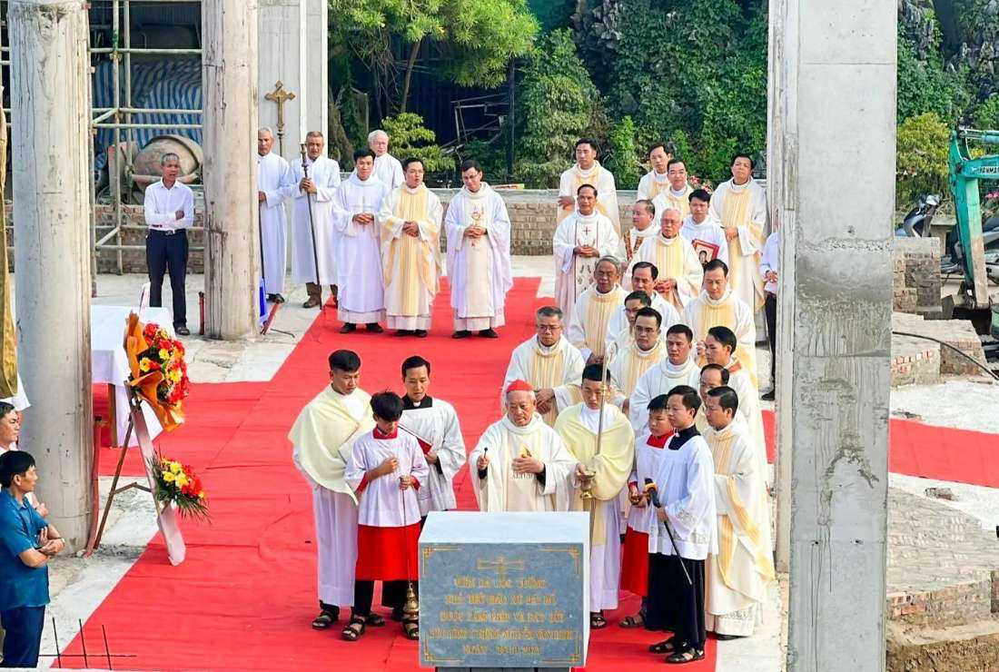 Gereja Vietnam undang paus ke negara komunis itu