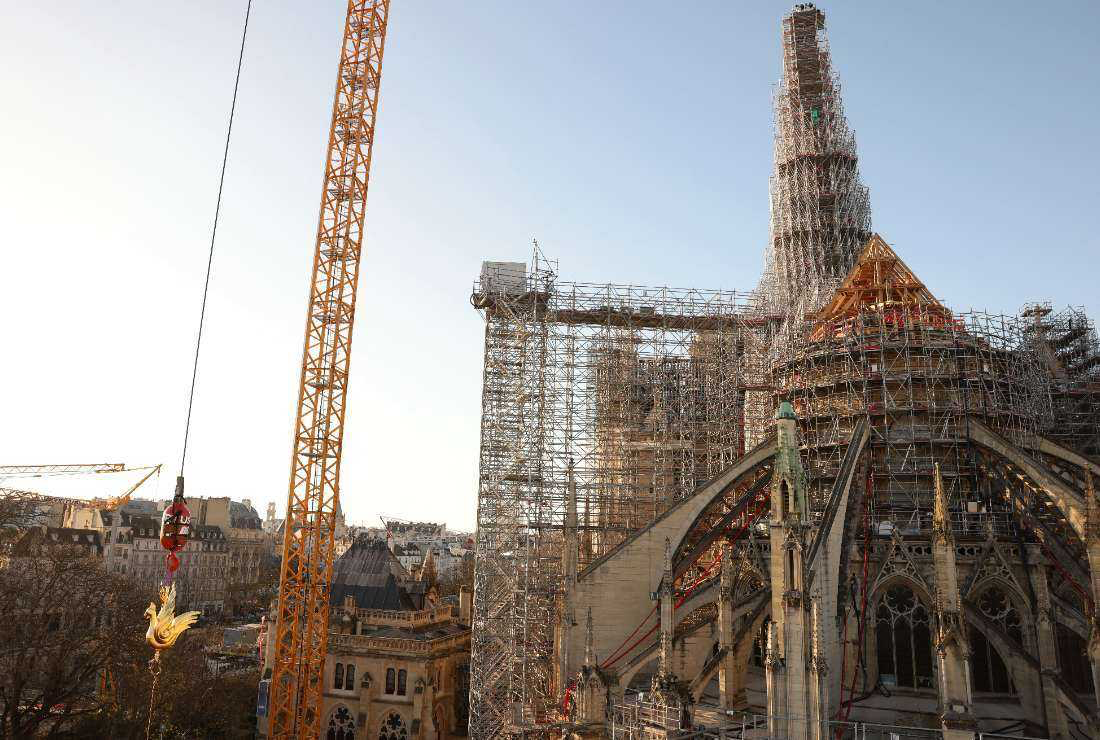 Para tukang kayu dipuji  usai restorasi atap Notre Dame