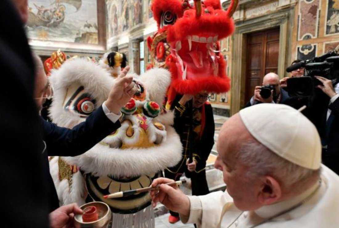 Paus disuguhi tarian Barongsai di Vatikan menyambut Tahun Baru Imlek