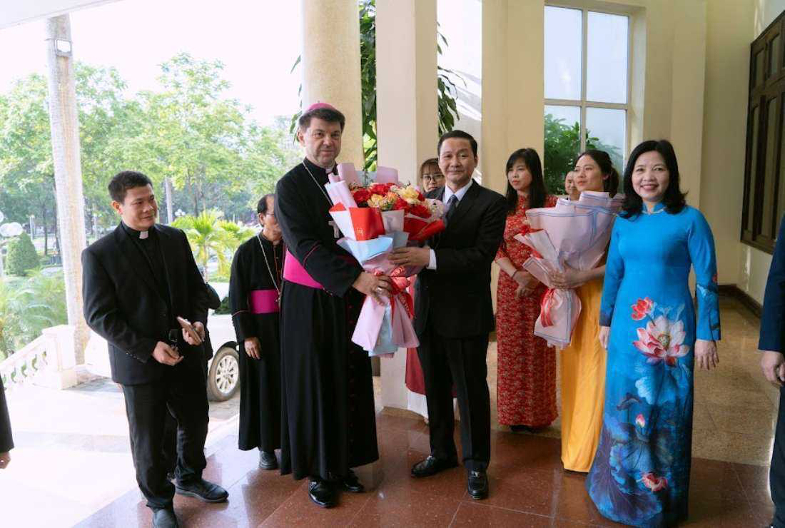Uskup Agung Zalewski isyaratkan adanya hubungan diplomatik penuh dengan Vietnam